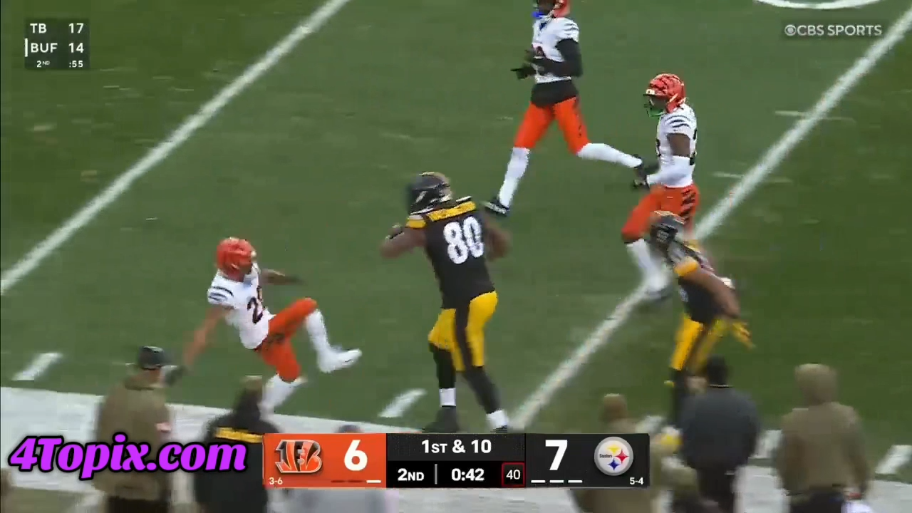 Steelers’s tight end Darnell Jones knocking down MF’ers in his way.