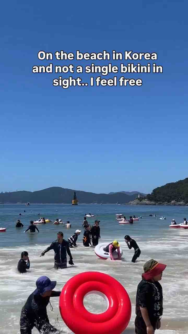 Different dress code on Korean beach - video by @yungsue77