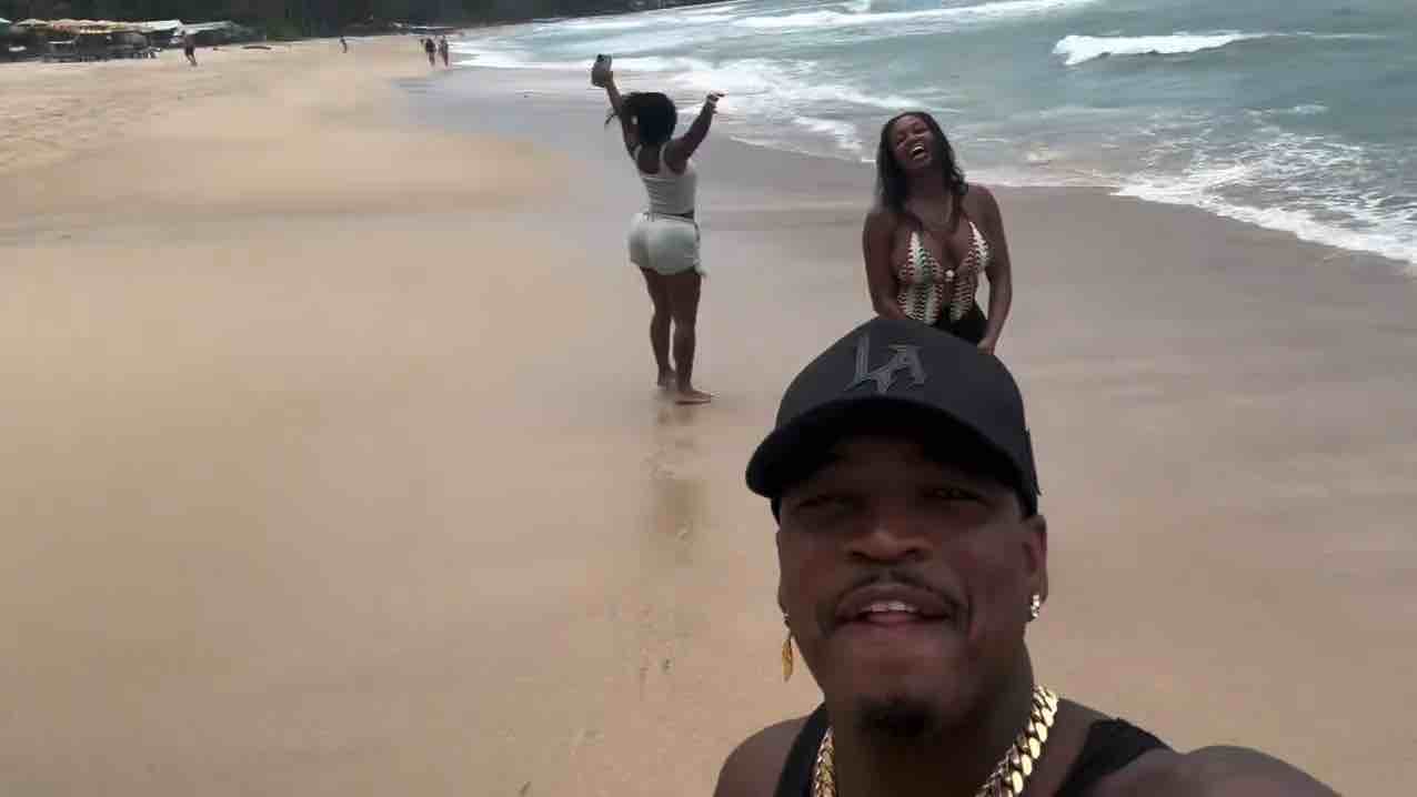 2 big booty chocolate queens walking on the beach with Ne-Yo in Mombasa, Kenya ❤️