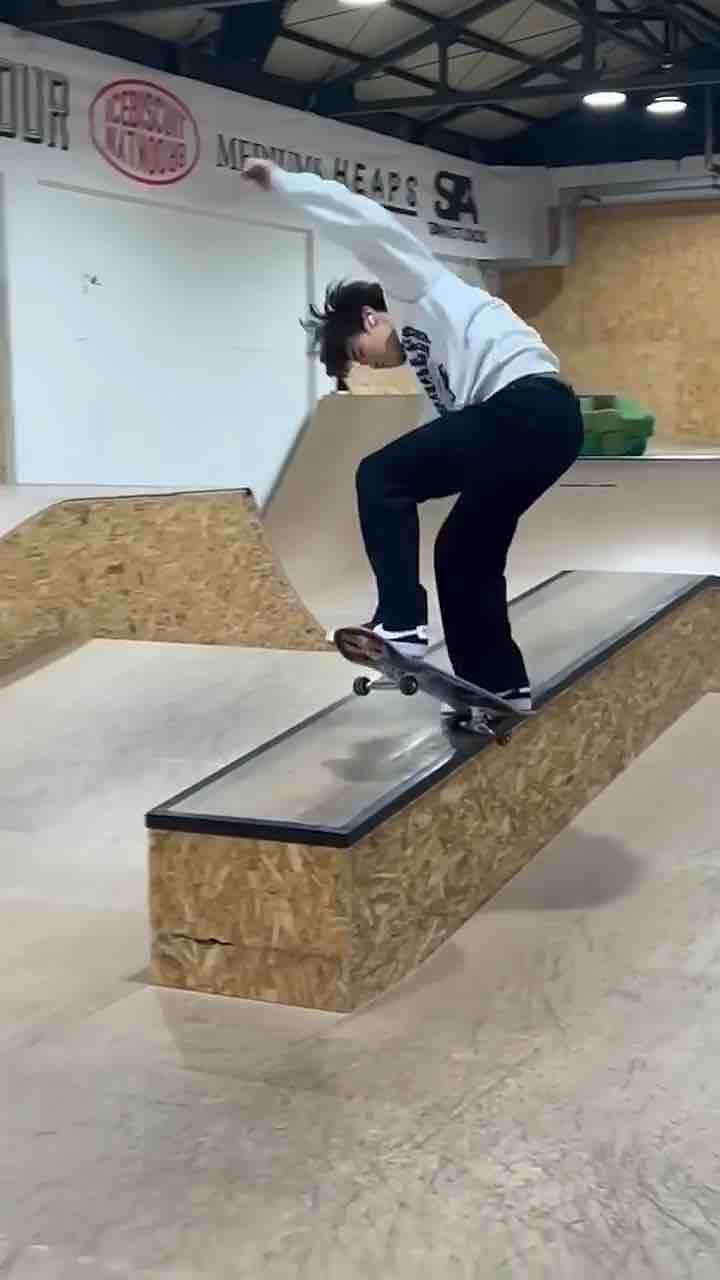 Juni Kang doing dope skateboard tricks. South Korea is producing dope skaters 🫡