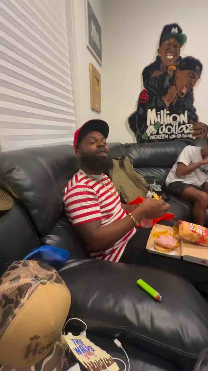 Gillie Da Kid accuses homie of buying a ham sandwich because he didn’t want his friends asking for a piece 🤣. His friends are Muslim so they don’t eat pork.