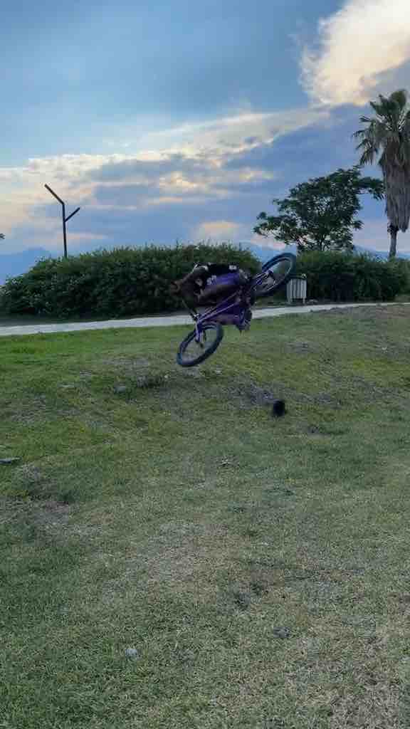 BMX’ing in Ecuador. @00anthonylarabmx00 did a tail whip then a backflip 180 on the sidewalk