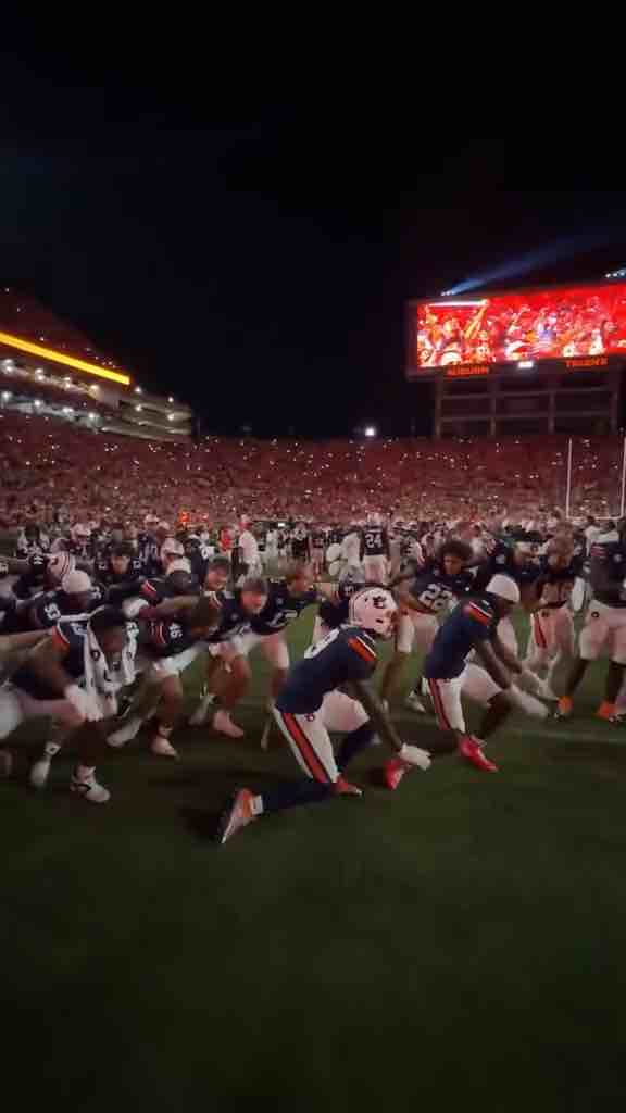 Auburn Football doing the Swag Surf (song: Swag Surfin  by Fast Life Yungstaz)