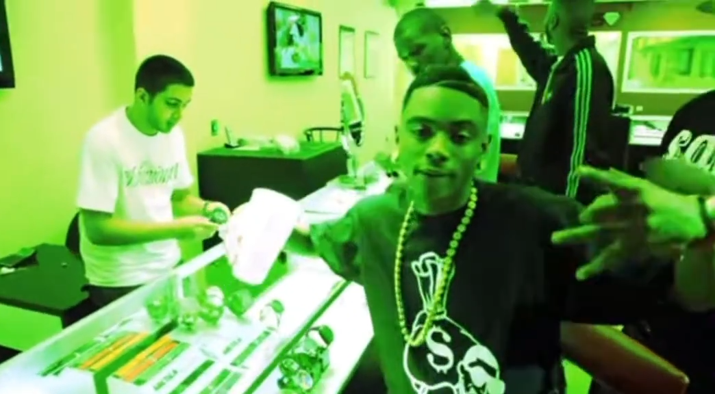 Soulja Boy - Soulja got the juice, throwing money out the roof,
when you see me boy, salute 🫡