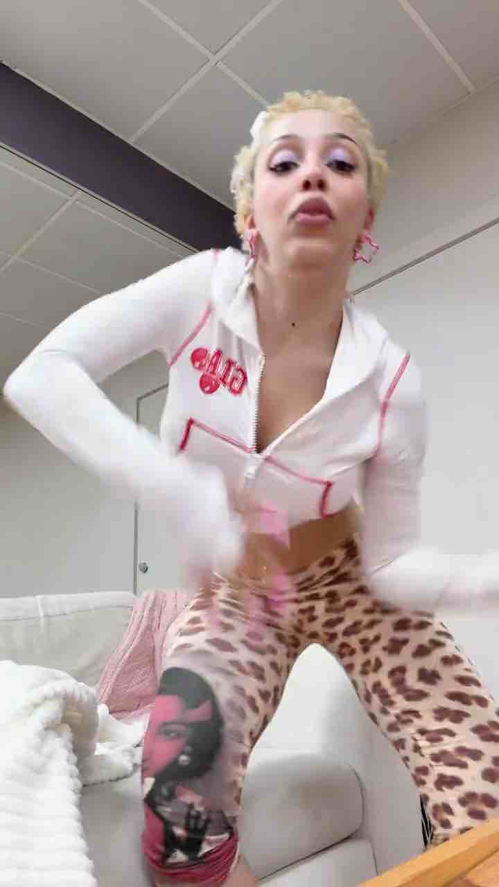Doja Cat krumping to the beat of the song Tell Me by Bobby Valentino and Lil Wayne #hiphopanotamus