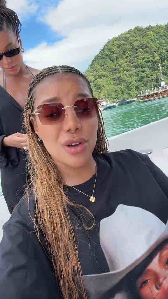 MC Ludmilla (AKA MC Beyonce) singing her song Se Eu Descobrir