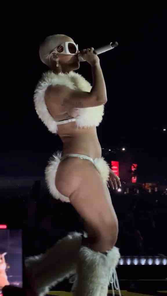 Doja Cat’s ass is real, people. Here you can see as she performs in a small white outfit. Similar to Sarah Baartman, they both have some native Southern African DNA.