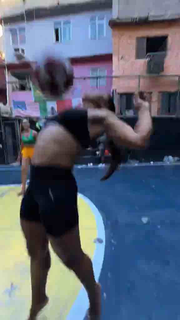 Brazilian girls in the favela with mad football/soccer skills ⚽️ 🔥 💯