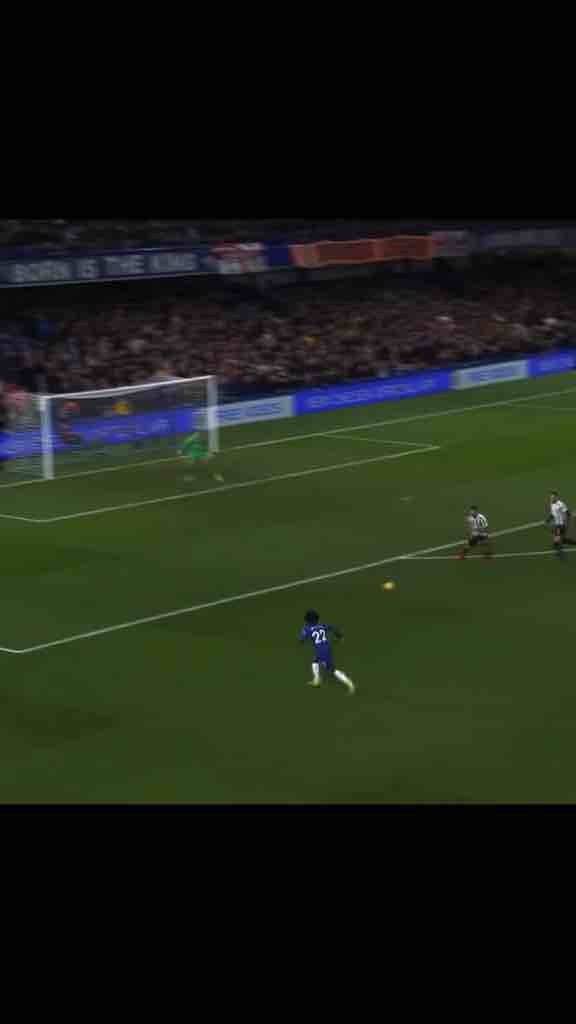 Brazilian football/soccer player Willian at Chelsea was on fire with his cool Afro