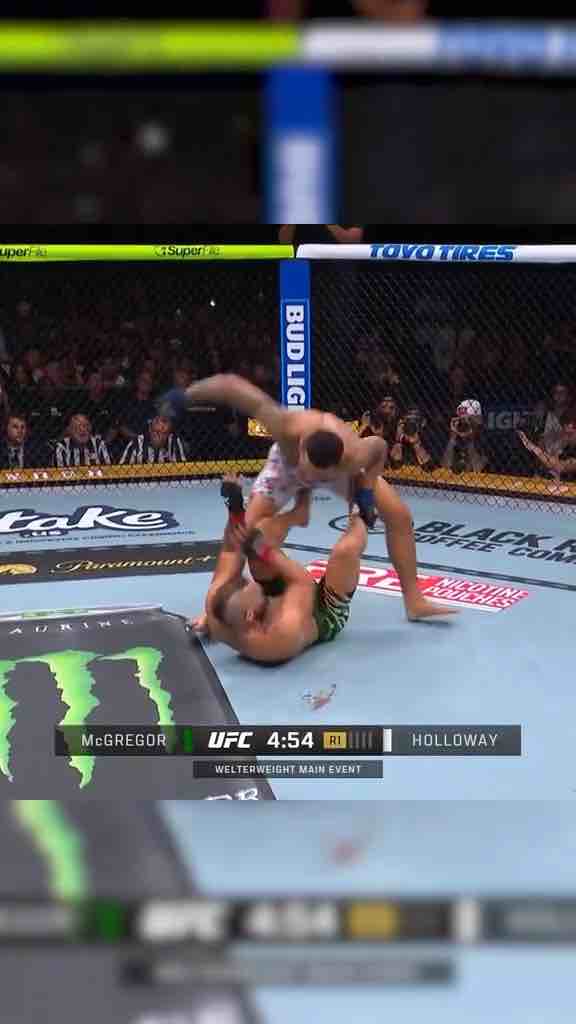Conor McGregor vs Max Holloway - McGregor hurts his knee soon as the fight starts